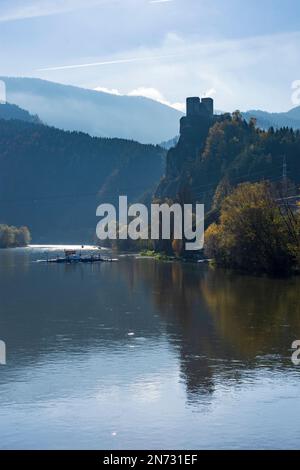 Strecno, Schloss Strecno, Vah (Waag), Autofähre in der Slowakei Stockfoto