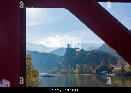 Strecno, Schloss Strecno, Vah (Waag), Autofähre in der Slowakei Stockfoto