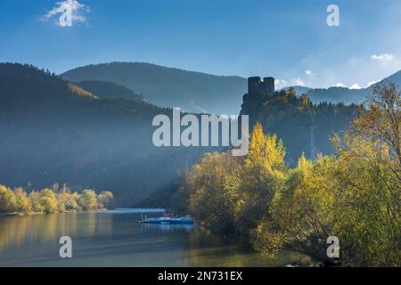 Strecno, Schloss Strecno, Vah (Waag), Autofähre in der Slowakei Stockfoto