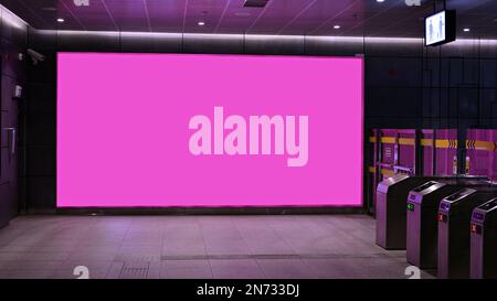 Leere Plakate in der U-Bahn für Werbung. Stockfoto