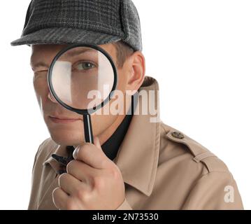 Männlicher Detective, der durch eine Lupe auf weißem Hintergrund schaut Stockfoto