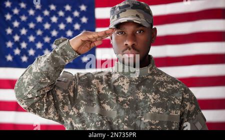 Ansicht der Rückseite des militärischen Mann salutierte Us Flag Stockfoto