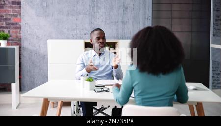 Zwei Personen, Die Sich In Einem Einstellungsgespräch Unterhalten Stockfoto