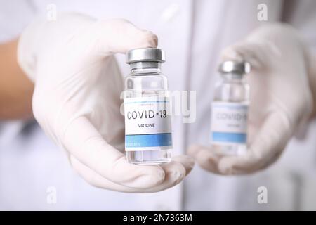 Arzt, der Fläschchen mit Impfstoff gegen Covid-19, Closeup, hält Stockfoto