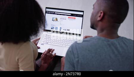 Ein Junges Paar Kauft Online Auf Einem Laptop Auf Dem Sofa Ein Stockfoto