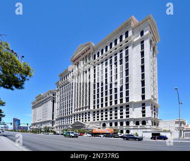 Las Vegas, Caesars Palace Casino Hotel am Las Vegas Strip/Boulevard. Brutale Architektur im amerikanischen Spielerparadies, basierend auf antiken römischen Tempeln. Lineare Visualisierung in multiperspektivischem Panorama Stockfoto