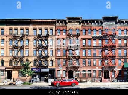 New York City, USA. Einen Block auf der Manhattan Avenue mit typischen Feuerfluchten von New York Stockfoto