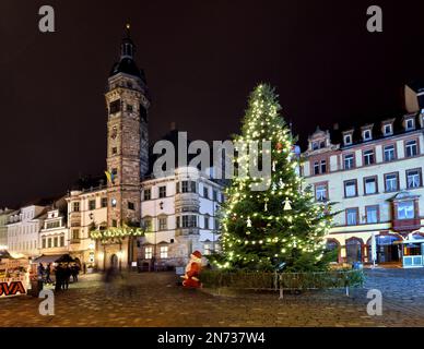 Altenburg, Weihnachtsmarkt. Der Altenburger Weihnachtsmarkt zum ersten Mal nach der Corona-Pandemie. Mit dem Altenburger Rathaus und dem Weihnachtsbaum in Weihnachtsstimmung. Stockfoto