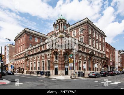 Philadelphia, Pennsylvania, USA. Eine Straßenecke in der Altstadt von Philadelphia mit der Corn Exchange National Bank Stockfoto