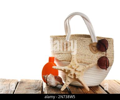 Elegante Tasche mit Strandzubehör auf Holztisch Stockfoto