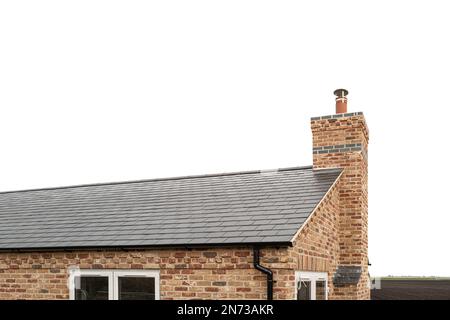 Fast fertig, großer freistehender Bungalow in ländlicher Lage. Das Schieferdach wurde kürzlich fertiggestellt. Stockfoto