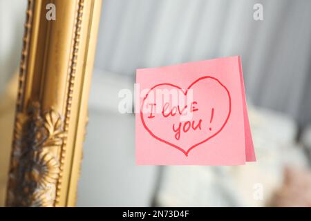 Notiz mit dem Satz „I Love You“ am Spiegel Stockfoto