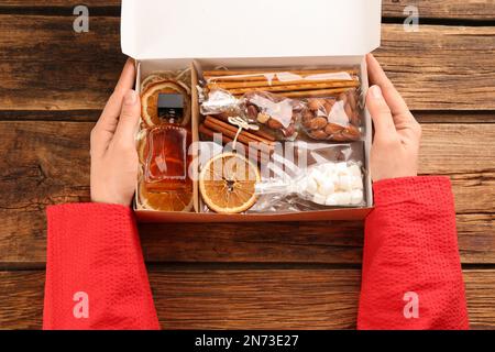Frauen-Aufbewahrungsbox mit stilvollem Geschenkset am Holztisch, Draufsicht Stockfoto