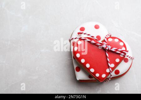 Köstliche herzförmige Kekse auf einem hellen Tisch, Draufsicht mit Platz für Text. Valentinstag Stockfoto