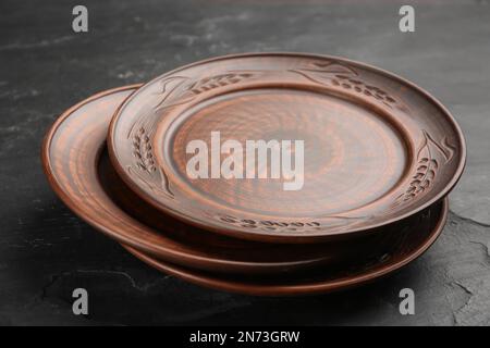 Stapel Tonplatten auf schwarzem Tisch Stockfoto