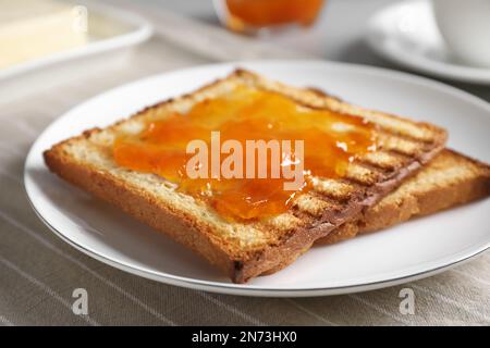 Leckere Toasts mit Marmelade, serviert auf dem Tisch, Nahaufnahme Stockfoto