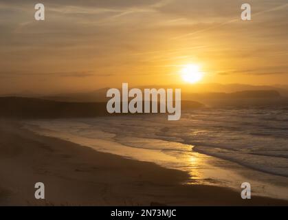 Wunderschöner Sonnenuntergang am Strand von asturien spanien Stockfoto