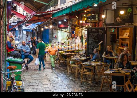 Straßenszene auf dem Vucciria-Markt in Palermo, Sizilien, Italien. Stockfoto