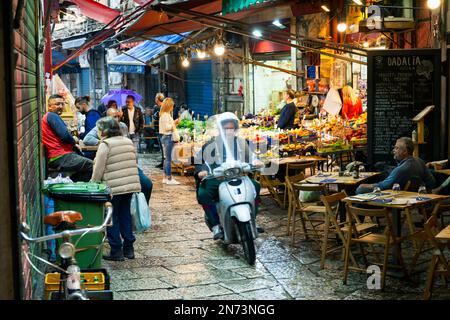 Straßenszene auf dem Vucciria-Markt im Castellammare-Viertel der Altstadt von Palermo, Sizilien, Italien. Stockfoto