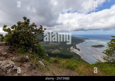 Der Blick vom berühmten Berg Le Morne Brabant auf Mauritius. Stockfoto