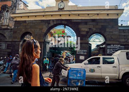 Zentraler Markt auf Mauritius Island, Afrika: Dieser belebte Markt unter freiem Himmel bietet eine Vielzahl von Waren zum Verkauf, darunter Obst, Kräuter, Gewürze und Tränke. Stockfoto