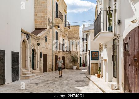 Touristen in der Altstadt, Polignano a Mare, Apulien, Süditalien, Italien, Europa Stockfoto