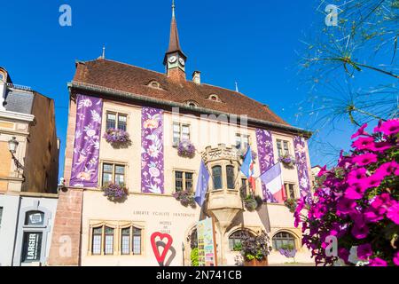 Guebwiller (Gebweiler), Rathaus, Rue de la Republique im Elsass, Haut-Rhin (Oberelsass), Frankreich Stockfoto