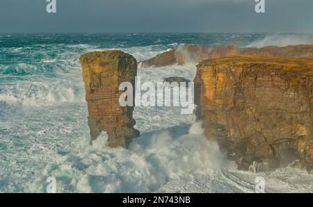 Stürmische Meere und heller Sonnenschein in Yesnaby, Orkney Islands Stockfoto