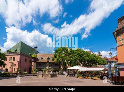 Colmar (Colmer, Kolmar), Place de l'Ancienne-Douane (alter Zollplatz) mit Le Koifhus oder Ancienne Douane („Altes Zollhaus“), Schwendi-Brunnen, Altstadt im Elsass, Haut-Rhin (Oberelsass), Frankreich Stockfoto