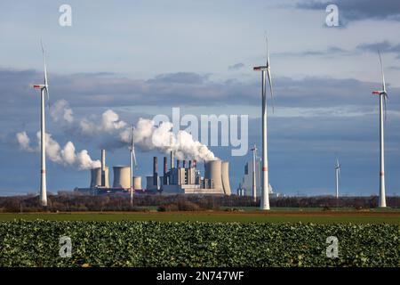 Grevenbroich, Nordrhein-Westfalen, Deutschland - Windturbinen im Windpark vor dem Neurath-Kraftwerk der RWE im Tagebau Garzweiler. Stockfoto
