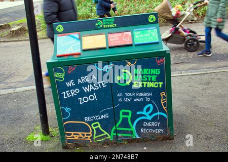 Der Zoo von Edinburgh, ein Abfalleimer mit lustigen Tierreferenzen Stockfoto