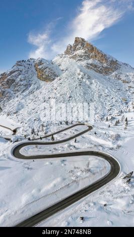 Europa, Italien, Venetien, Provinz Belluno, die Haarnadelkurven entlang der Straße des Passo Falzarego im Winter, im Hintergrund der Sass de Stria, Dolomiten Stockfoto