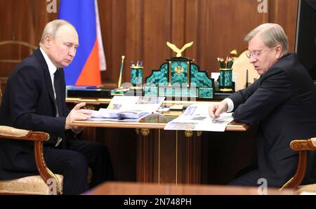 Moskau, Russland. 09. Februar 2023. Der russische Präsident Wladimir Putin hält am 9. Februar 2023 im russischen Moskau ein persönliches Treffen mit dem Verkehrsminister Vitaly Savelyev im Kreml ab. Kredit: Mikhail Metzel/Kreml Pool/Alamy Live News Stockfoto