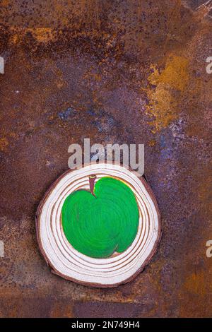 Bemalte Apfel auf rostigem Hintergrund, Dekoration, Stille Leben Stockfoto