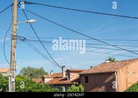 Telefonmast und Gebäude in Giens, Südfrankreich. Stockfoto