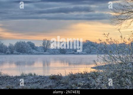 Ein frostiger und sonniger Wintermorgen auf der Elbe mit Nebel über dem Wasser in Bleckede/Brackede Stockfoto