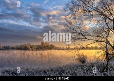 Ein frostiger und sonniger Wintermorgen auf der Elbe mit Nebel über dem Wasser in Bleckede/Brackede Stockfoto