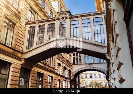 Zierbrücken zwischen Gebäuden in Prag. Wunderschöne europäische Architektur Stockfoto