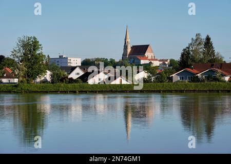 Deutschland, Bayern, Oberbayern, Kreis Altötting, Neuötting, Blick auf die Stadt, St. Nicholas Gemeindekirche, Inn River Stockfoto