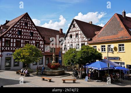 Deutschland, Bayern, Oberfranken, Bayreuth County, Franken Schweiz, Pottenstein, Marktplatz, Elisabeth-Brunnen, Fachwerkhäuser Stockfoto