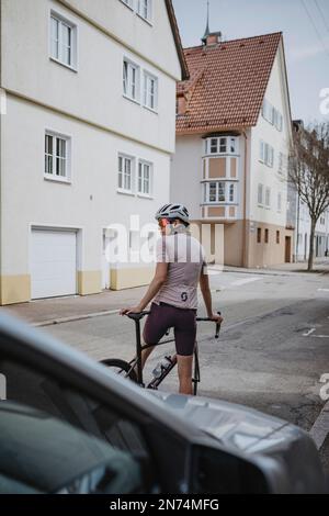 Profisportlerin mit ihrem Road Bike auf einer Trainingsrunde im Schwarzwald, Baiersbronn, Deutschland Stockfoto