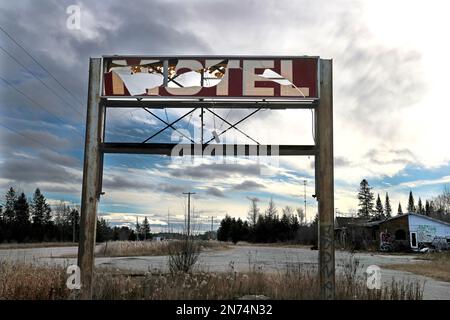 November 12 2022, Long Branch Motel unterzeichnet Highway 69 in Nord-Ontario geschlossen wegen eines Feuers. Luke Durda/Alamy Stockfoto