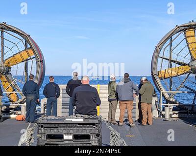 Myrtle Beach, Vereinigte Staaten von Amerika. 09. Februar 2023. FBI-Spezialagenten, die dem Asservatenkommando an Bord der USA zugeteilt sind Navy Landing Craft Air Cushing während der Bergungsarbeiten des chinesischen Höhenüberwachungsballons im Atlantik, 9. Februar 2023 vor der Küste von Myrtle Beach, South Carolina. Der mutmaßliche Spionageballon wurde am 4. Februar von amerikanischen Kampfflugzeugen abgeschossen, nachdem er über das Festland der Vereinigten Staaten gereist war. Kredit: FBI-Unterlagen/FBI-Foto/Alamy Live News Stockfoto
