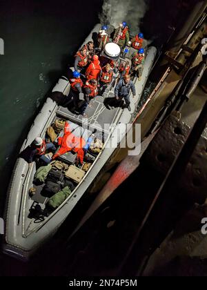 Myrtle Beach, Vereinigte Staaten von Amerika. 09. Februar 2023. FBI-Spezialagenten, die dem Asservatenkommando an Bord der USA zugeteilt sind Rumpf der Navy während der Bergungsarbeiten des chinesischen Höhenüberwachungsballons im Atlantik, 9. Februar 2023 vor der Küste von Myrtle Beach, South Carolina. Der mutmaßliche Spionageballon wurde am 4. Februar von amerikanischen Kampfflugzeugen abgeschossen, nachdem er über das Festland der Vereinigten Staaten gereist war. Kredit: FBI-Unterlagen/FBI-Foto/Alamy Live News Stockfoto