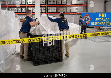 Quantico, Vereinigte Staaten Von Amerika. 09. Februar 2023. Quantico, Vereinigte Staaten von Amerika. 09. Februar 2023. FBI-Spezialagenten, die dem Evidence Response Team zugeteilt sind, Material aus dem chinesischen Überwachungsballon, der vor der Küste von Myrtle Beach, South Carolina, gefunden wurde, am 9. Februar 2023 in Quantico, Virginia. Der mutmaßliche Spionageballon wurde am 4. Februar von amerikanischen Kampfflugzeugen abgeschossen, nachdem er über das Festland der Vereinigten Staaten gereist war. Kredit: FBI-Unterlagen/FBI-Foto/Alamy Live News Stockfoto