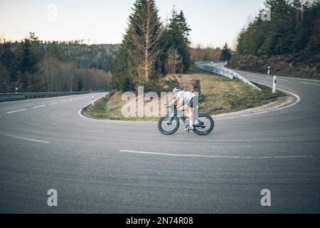 Profisportlerin auf ihrem Time Trial Bike/Time Trial Bike in Black Forest, Baiersbronn, Deutschland Stockfoto