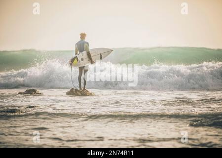 Surfkurs in Westafrika, Kap Verde, Santiago Island, Taraffal Village Stockfoto