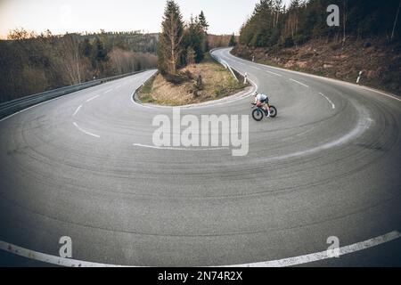 Profisportlerin auf ihrem Time Trial Bike/Time Trial Bike in Black Forest, Baiersbronn, Deutschland Stockfoto