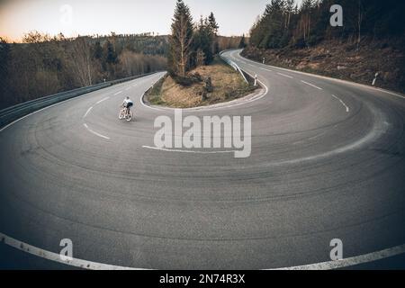 Profisportlerin auf ihrem Time Trial Bike/Time Trial Bike in Black Forest, Baiersbronn, Deutschland Stockfoto