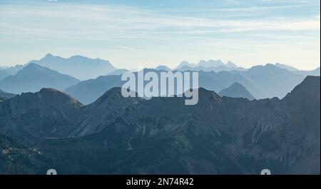 Wunderschöne Berglandschaft am sonnigen Herbsttag. Blick vom Nebelhorn auf die Allgäu- und Lechtalalpen. Im Hintergrund Wetterstein mit Zugspitze und Mieminger Kette. Bayern, Tirol, Deutschland, Österreich Stockfoto